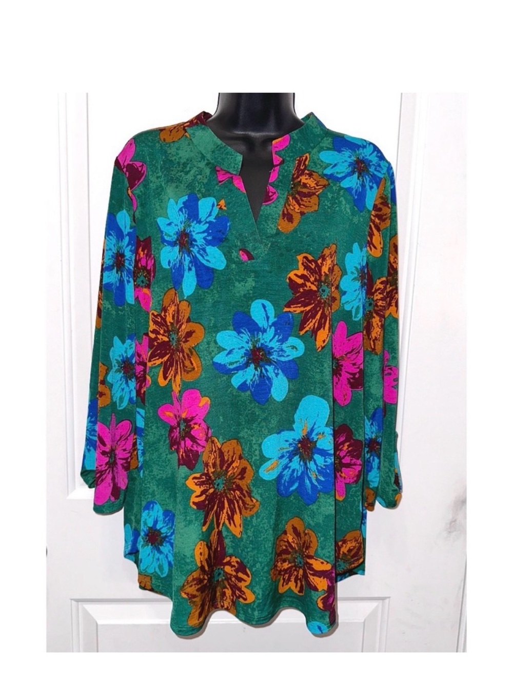 Dear Scarlett Women’s Green Floral V-Neck Tunic Top